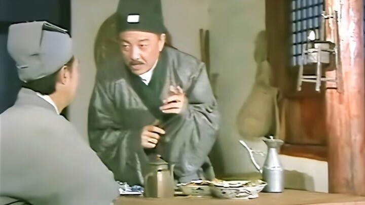 หนุ่มโสดแก่ๆ คุยโม้กับเพื่อนนักดื่มว่าฆ่าคนตาย เพื่อนนักดื่มหันหลังกลับไปแจ้งความเขาที่ศาลอำเภอทันที