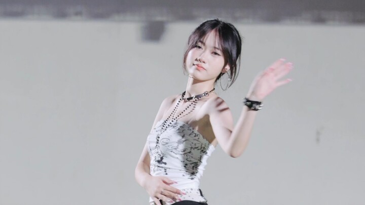 终于在学校大草坪跳上了短裙