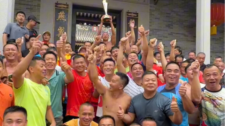Let’s take a look at how landlords in Guangzhou’s Chebei neighborhood are celebrating in front of th