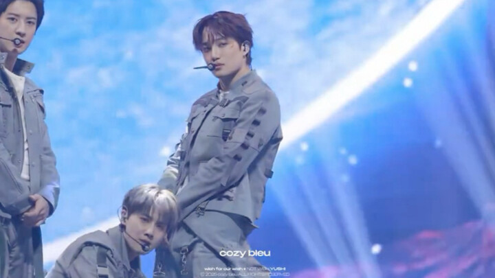 Yushi’s station‑waiting supporter filmed a straight‑on shot of her idol, Kim Jong‑in (KAI).