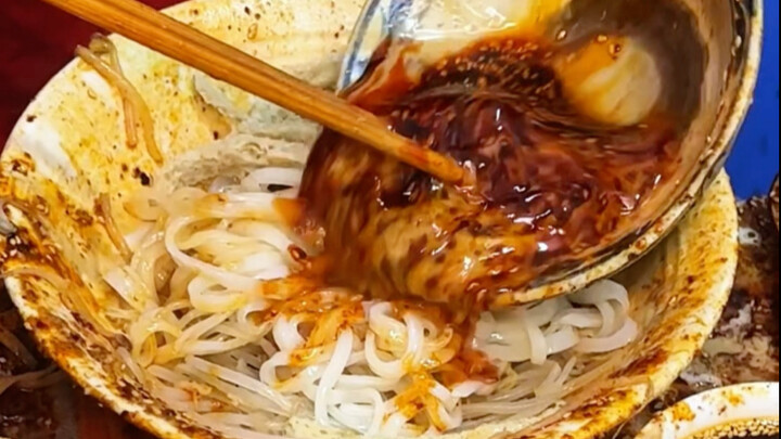 Siapa yang mengerti betapa enaknya mie dingin cuci piring ini