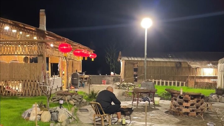 Con cá này tôi không dám nướng nữa đâu? Hay là đợi nó chín rồi hãy ăn vậy?