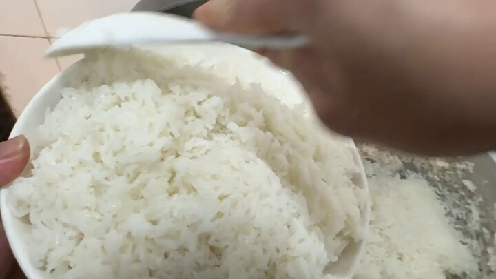 Kemarin ada dua orang datang kasih 11 yuan, hari ini dua orang lagi datang cuma kasih 0,01 yuan. Cat