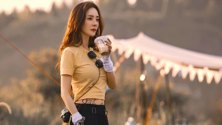 Ngày xưa cô cũng từng ôm bao ảo mộng đẹp đẽ về thế giới, nhưng trong những ngày bị lời đồn hại người