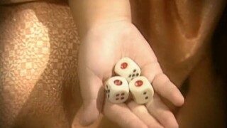 小孩抓周时，放着金银不抓，偏偏对麻将情有独钟！