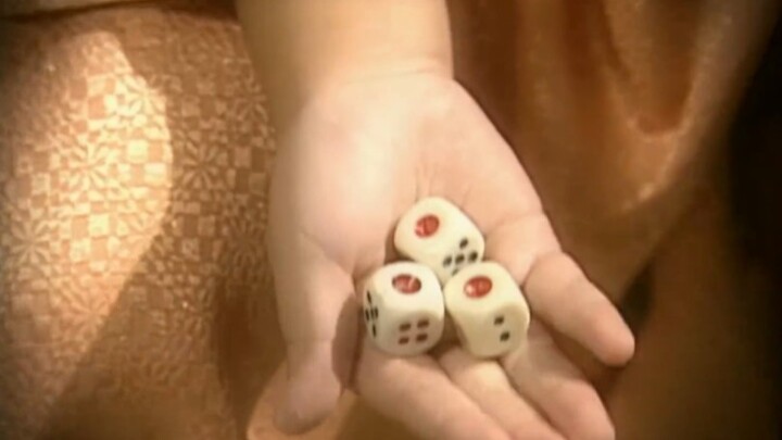 小孩抓周时，放着金银不抓，偏偏对麻将情有独钟！