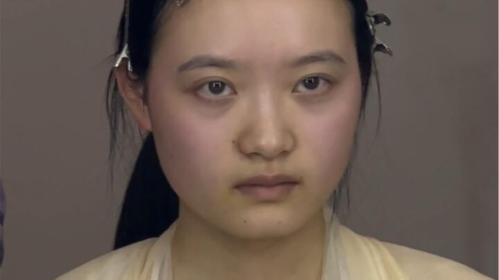 Kandidat ratu kecantikan 20 tahun yang lalu, pada usia 20 tahun sudah tampak cantik memesona. Kapan 