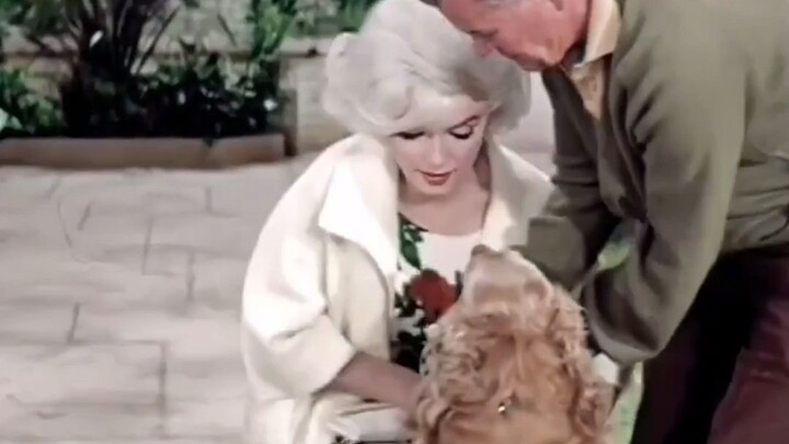 Jadi, nggak heran kok banyak cewek cantik yang terpesona sama Marilyn Monroe—dia ganteng sekaligus s