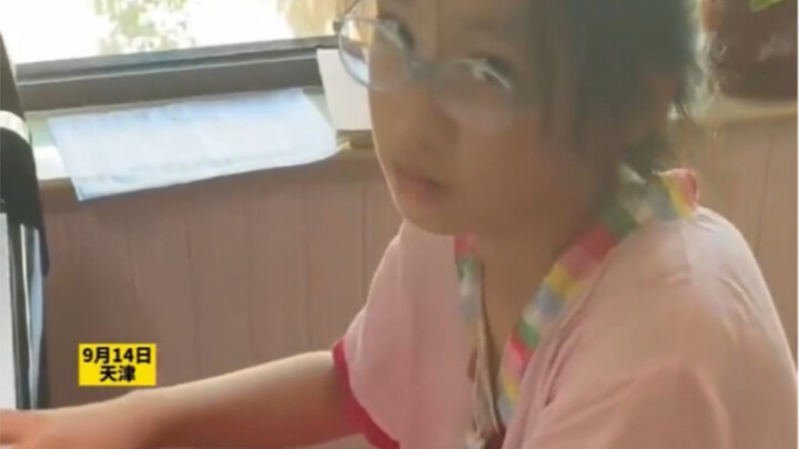 The girl’s piano-playing posture is utterly captivating, boldly taking on the village aunties.