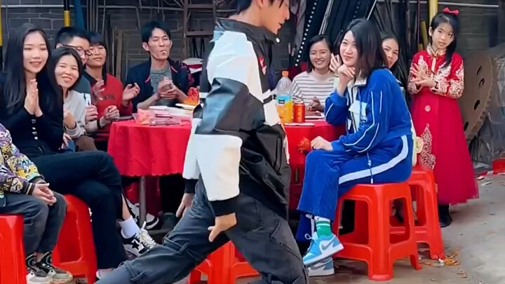 Nhân dịp năm mới có lì xì, lên biểu diễn tài năng thôi!