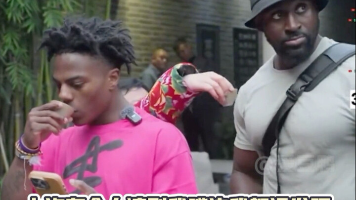 Sau khi vệ sĩ của anh chàng cường giáp đến Trung Quốc, ánh mắt anh ấy cũng trong trẻo hẳn lên~