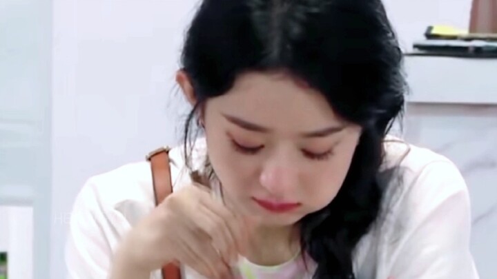 Chỉ là… rất hiếm khi thấy cô ấy khóc ngoài đời, cứ như một cô bé bị ấm ức vậy.