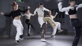 Lisa's "Money" choreography by Bada Lee/both top and pants are from NO ONE ELSE, so pretty! Good new