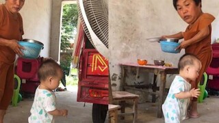 The one-year-old twin sister suddenly learned to walk, and her grandmother was so scared that she da