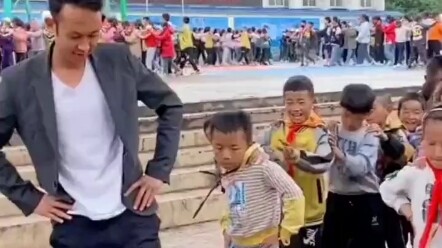 Tarian menghentak kaki Yunnan, guru membawa siswa SD menari dengan sangat seru.