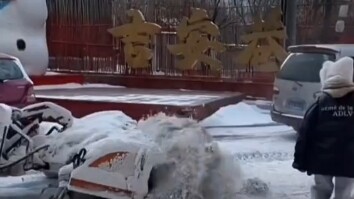 مذهل! هل كل عربات كنس الثلج في شمال شرق الصين مجهزة ببطاطا جنوبية صغيرة كـ"إضافة خارجية"؟ النهاية ال