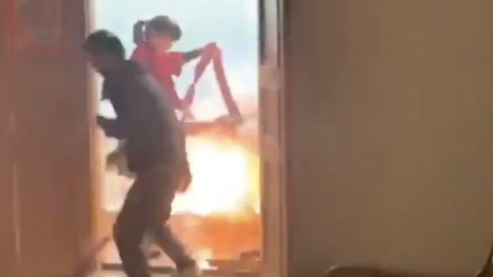 Meriam yang seharusnya meledak 10 ribu kali, malah kena 8 ribu kali sendiri, tapi tetap sepadan kok!