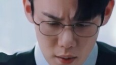 หัวเราะอย่างบ้าคลั่ง!! อีโมติคอนทำให้ไป๋ซือหยานเกิดความไม่ทันตั้งตัว และเขาก็ถอดแว่นอ่านหนังสือออกด้