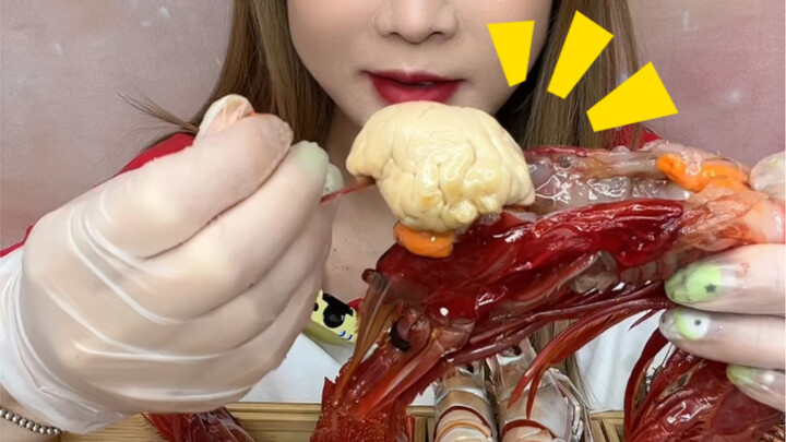 Udang berbulu panjang memeluk dan makan