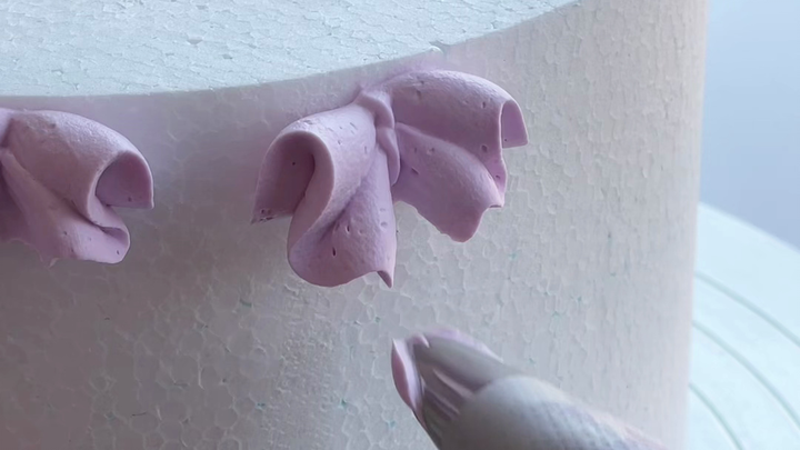 Today, we're going to learn how to pipe flower borders using an 114 tip.