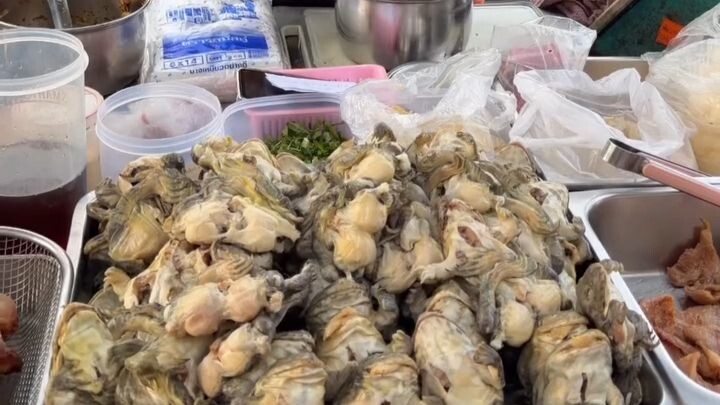 “Gỏi ếch” trên đường phố Thái Lan, 80 baht một phần, bạn có dám thử không?