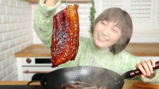 A wealthy family had 20 kilograms of meat drying on their balcony, and an uninvited guest stole it, 