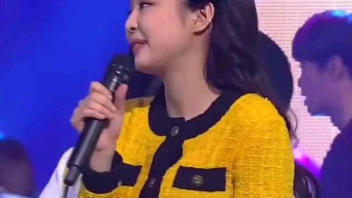 Pemenang Blackpink, Song Mino, di sana melonjak-lonjak seperti monyet, bikin aku ngakak terus hahaha
