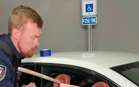 Polisi Amerika memamerkan cara membuka jendela mobil tanpa cedera menggunakan penyumbat toilet