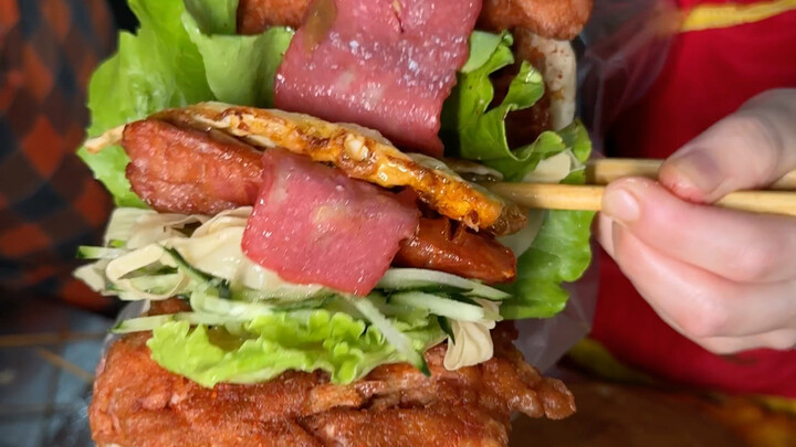 Ai mà từ chối được chiếc bánh thịt thăn 10 tệ to hơn cả mặt chứ! Thêm topping đầy đặn, thơm nức đến 