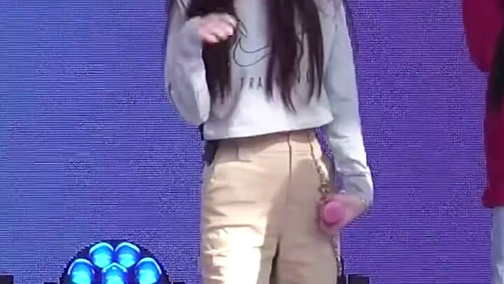 Looks exactly like that? #rosé #lisa #jisoo #jennie #shecanmagic