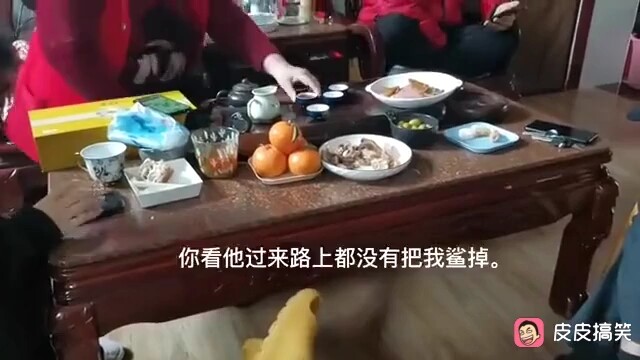 Anh ấy chỉ cao 1,6 mét, nhưng khi nhảy lên thì cao tới 1,8 mét.