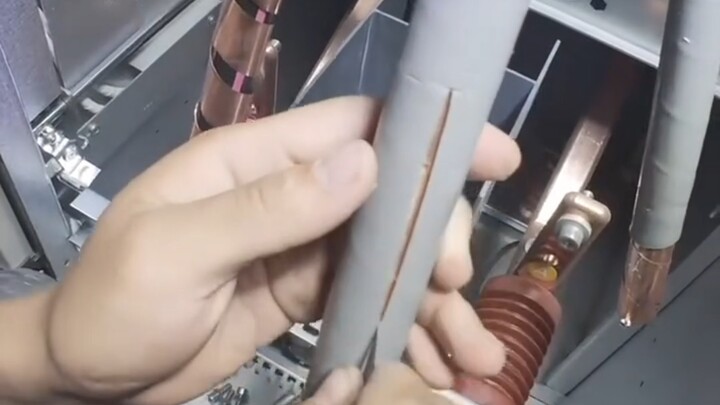 Pemasangan kabel oleh teknisi listrik