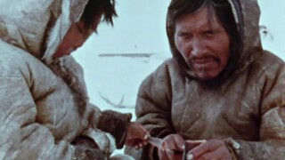 为了睡觉不被冻死，女人拿出一坨黑乎乎的海豹油脂