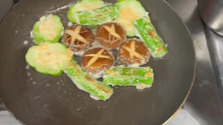 Adalah hal yang biasa jika ada dua steak atau dua ikan kecil yang tergantung di kepala Anda 😂😂