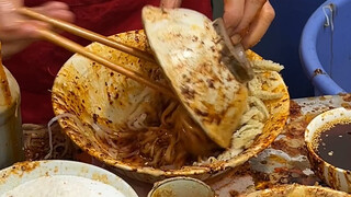 บะหมี่เย็นสุดฮิตบนอินเตอร์เน็ต ต้องต่อคิวเป็นชั่วโมงถึงจะได้กิน!
