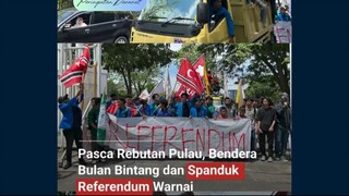 Bendera Bulan Bintang dan spanduk bertuliskan "Referendum" mewarnai aksi ratusan warga dan mahasiswa