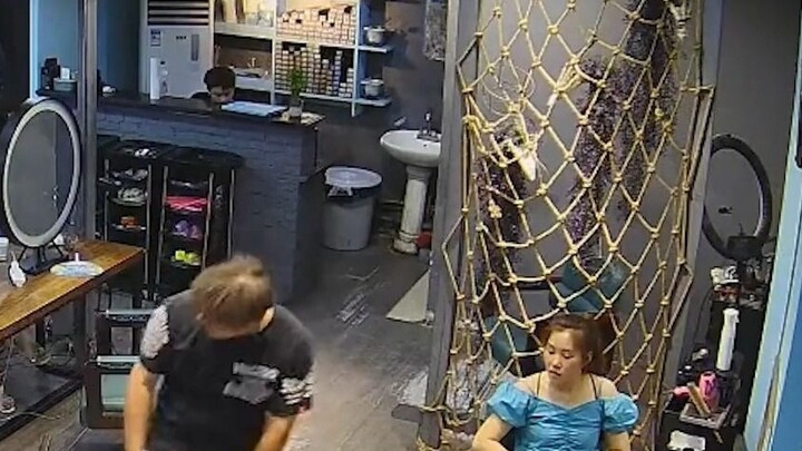 Một bà cụ 84 tuổi đi vào tiệm cắt tóc bằng nạng. Người thợ cắt tóc nghĩ rằng cô đang ăn xin nên đã đ