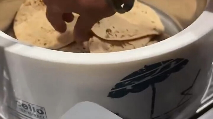 Orang India berbagi makan siang elit, sekarang bersih dan higienis