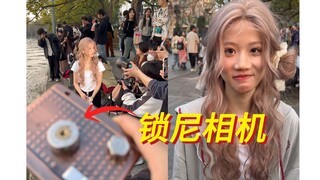 ถ่ายรูปน้องสาวกับกลอนประตู