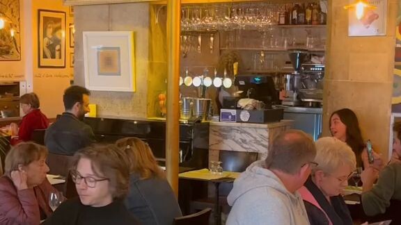 They decide to surprise at restaurant 🎹🎶 with some opera 😱! Wait for their reaction