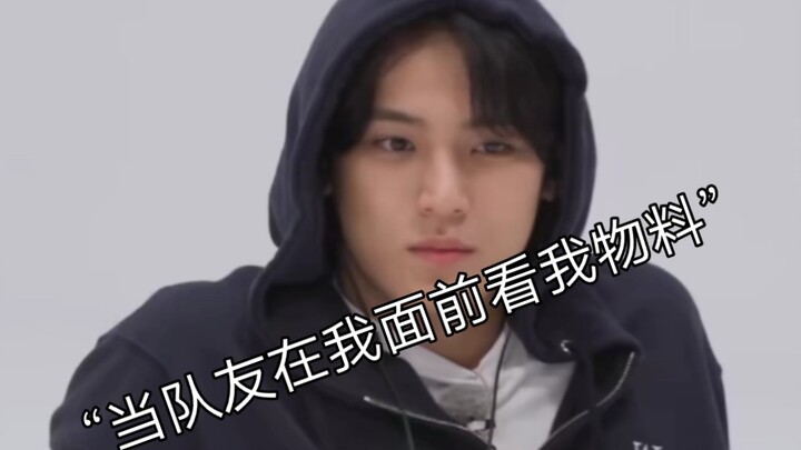 【Kim Min-kyu】Đồng đội xem tài liệu của anh ngay trước mặt, thế là cậu cún bắt đầu rên rỉ ỉ ôi.