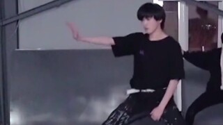 练习室 看小宋老师跳舞真的太享受了，太期待Criminal舞台了，lf搞快点！