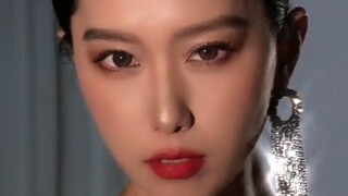 Seperti apa catwalk di berbagai era? Hari ini saya akan menirunya. Saya benar-benar menyelesaikan ba