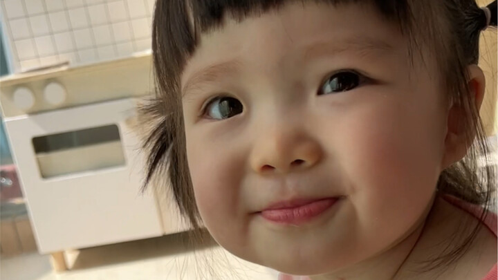 Những em bé loài người rất thích mèo con