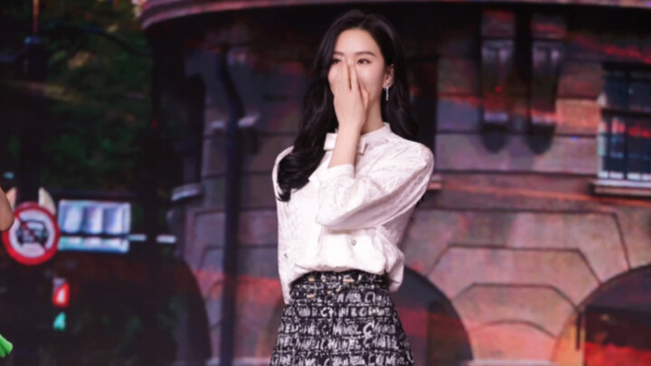 Liu Shishi's solo performance at Weibo Night, walking her dog with a street style look