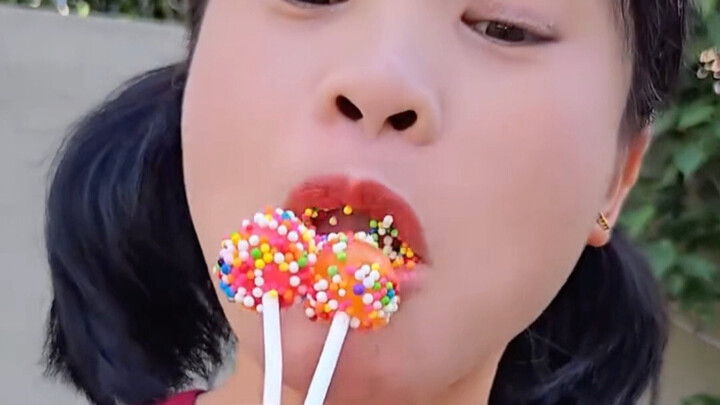 พี่สาวคนนี้กินลูกอมแล้วเป็นแชมป์!