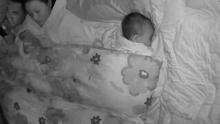 ลูก : แม่อย่าเพิ่งนอนนะ ลุกขึ้นมาเล่นโทรศัพท์ซะ!