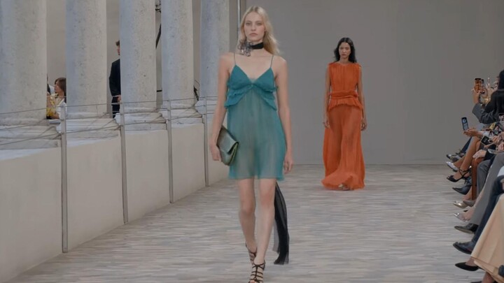 Vẻ đẹp hút hồn đến nghẹt thở! Màn trình diễn trên sàn catwalk của siêu mẫu chân dài với váy ngắn: mỗ