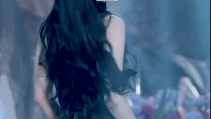 يا لجمال هذه الفتاة، يا للأسف! محرر الصور من عشاق SM.