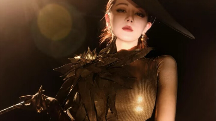 Tạo hình lần này của Địch Lệ Nhiệt Ba quá quyền uy, chỉ còn thiếu mỗi chiếc roi da thôi sao?